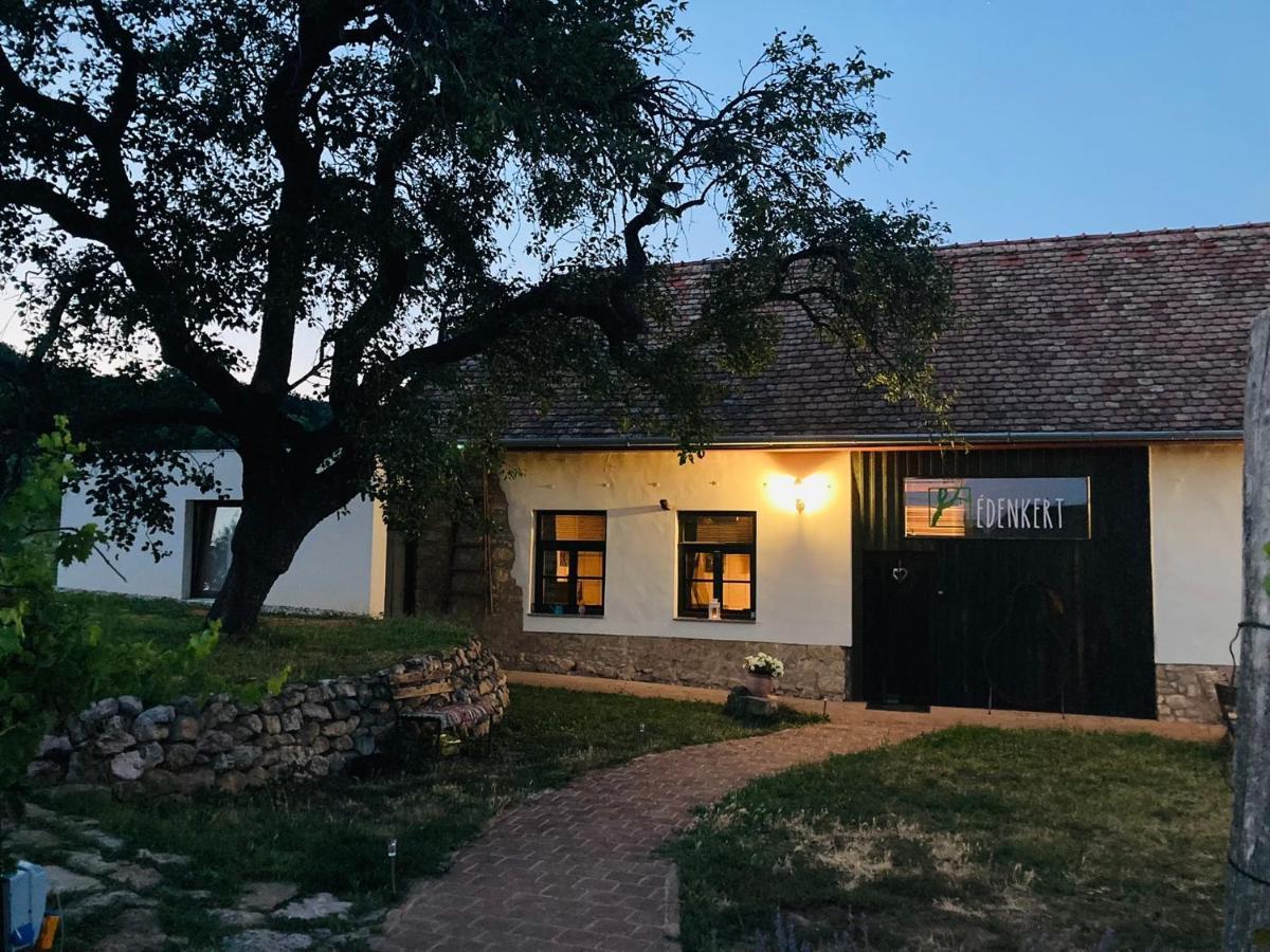 Édenkert Vendégházak Pécsvárad Extérieur photo